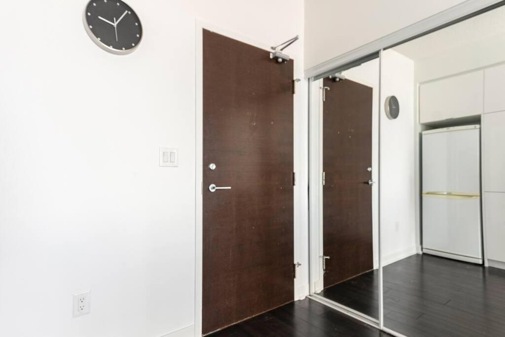 Luxury Downtown Lakeview & City View Condo 토론토 외부 사진