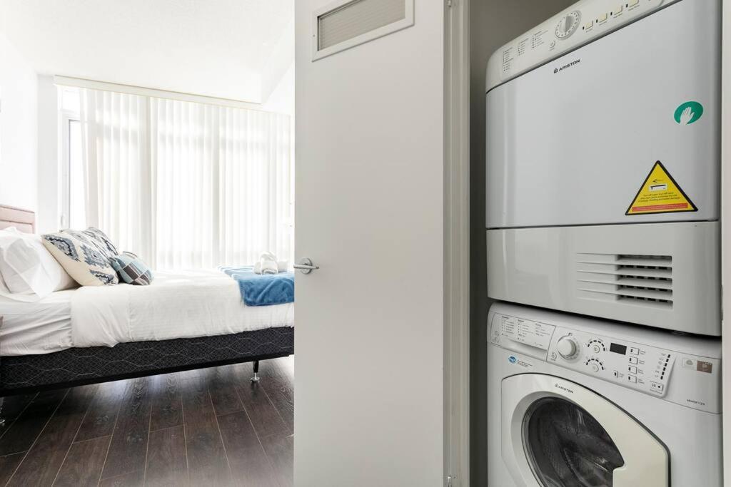 Luxury Downtown Lakeview & City View Condo 토론토 외부 사진