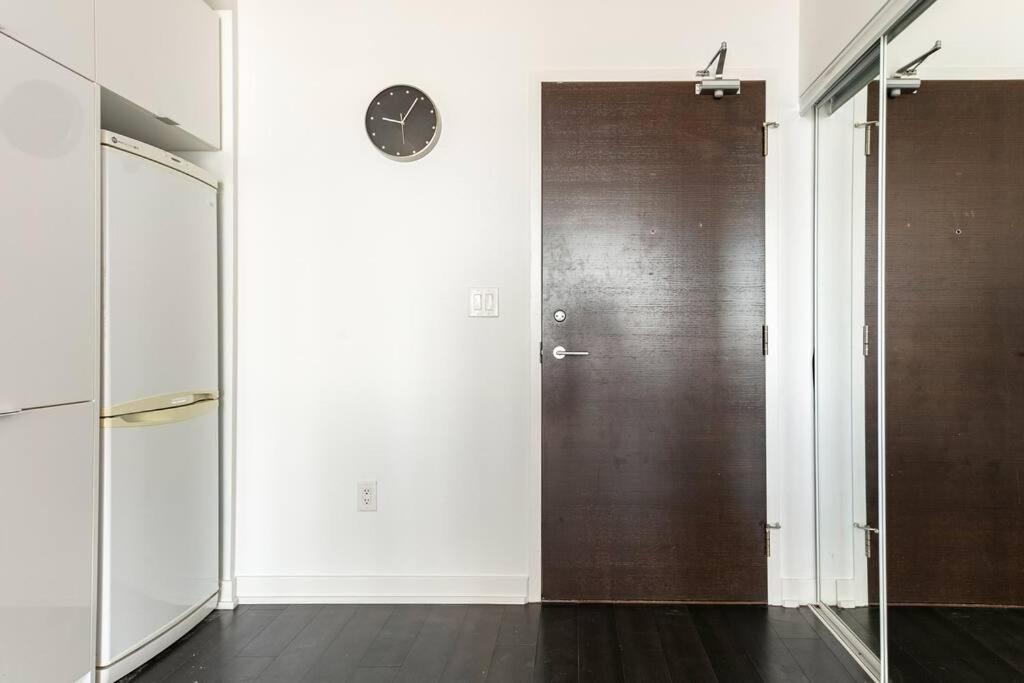 Luxury Downtown Lakeview & City View Condo 토론토 외부 사진