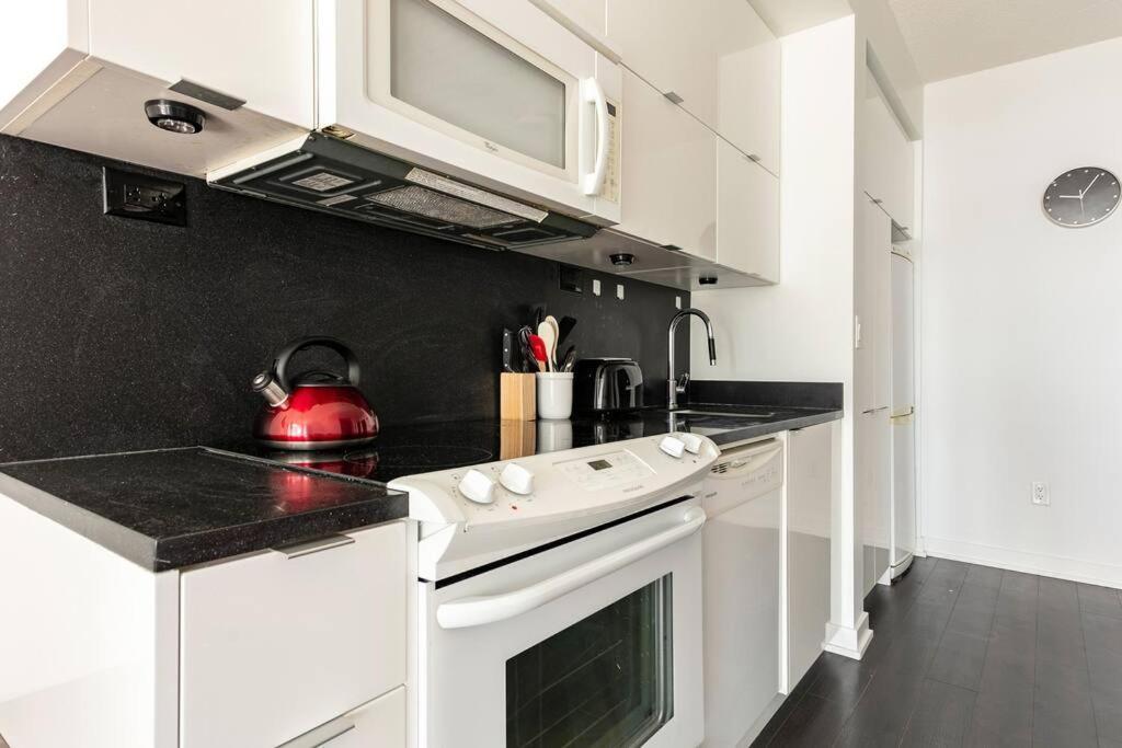 Luxury Downtown Lakeview & City View Condo 토론토 외부 사진