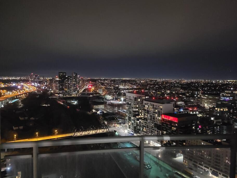 Luxury Downtown Lakeview & City View Condo 토론토 외부 사진