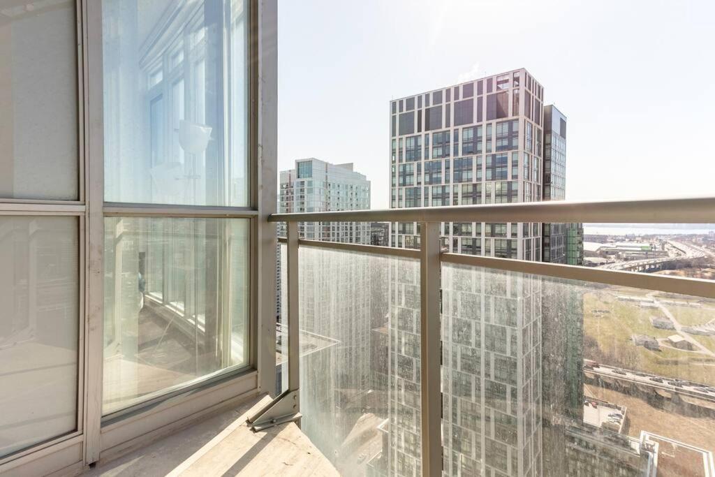 Luxury Downtown Lakeview & City View Condo 토론토 외부 사진
