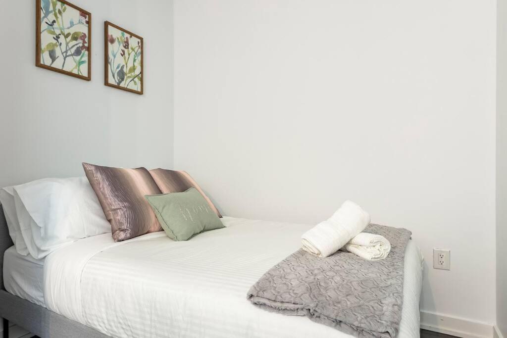Luxury Downtown Lakeview & City View Condo 토론토 외부 사진