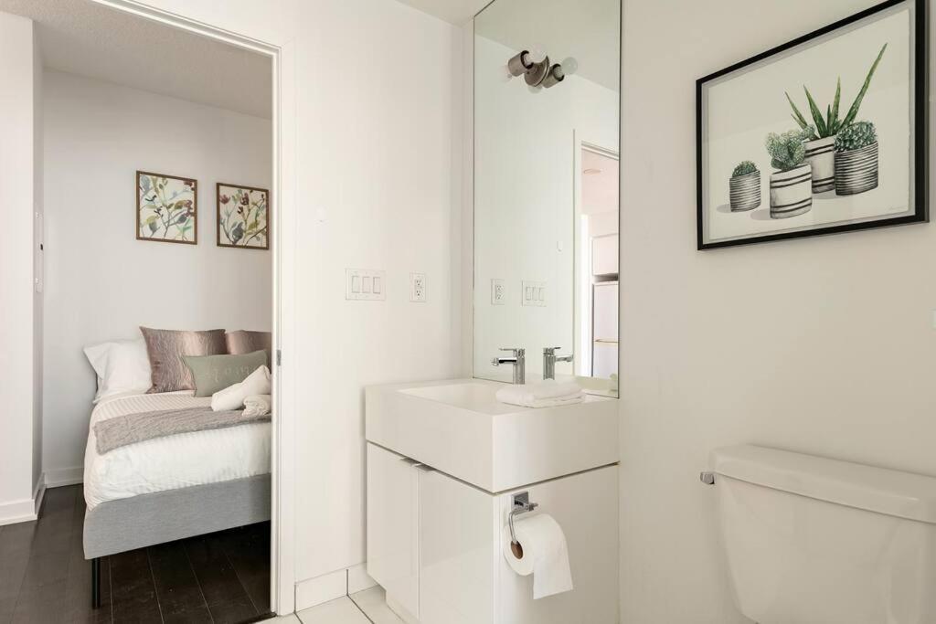 Luxury Downtown Lakeview & City View Condo 토론토 외부 사진